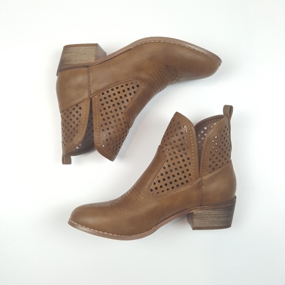 Laser Cut Booties {Yoki} - Picture 2 of 6